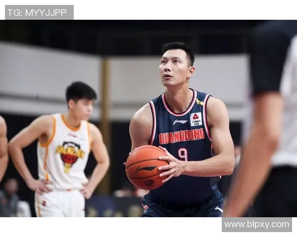 易建联在CBA季后赛中发挥出色，带领广东宏远晋级总决赛